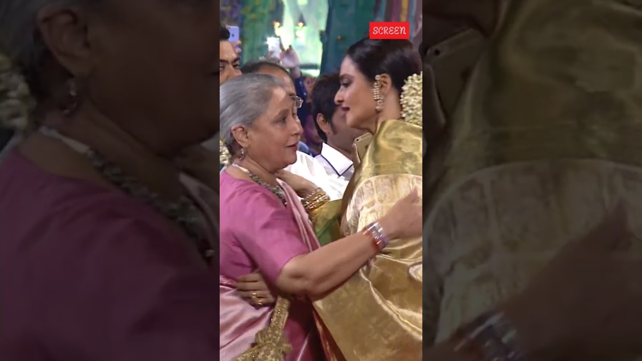 When #Rekha hugged #JayaBachchan as #AmitabhBachchan Receives Award at SCREEN Awards