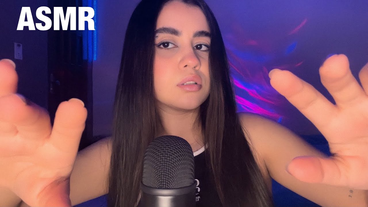 A MENINA QUE SENTA ATRÁS DE VOCÊ FAZ CARINHO NO SEU CABELO