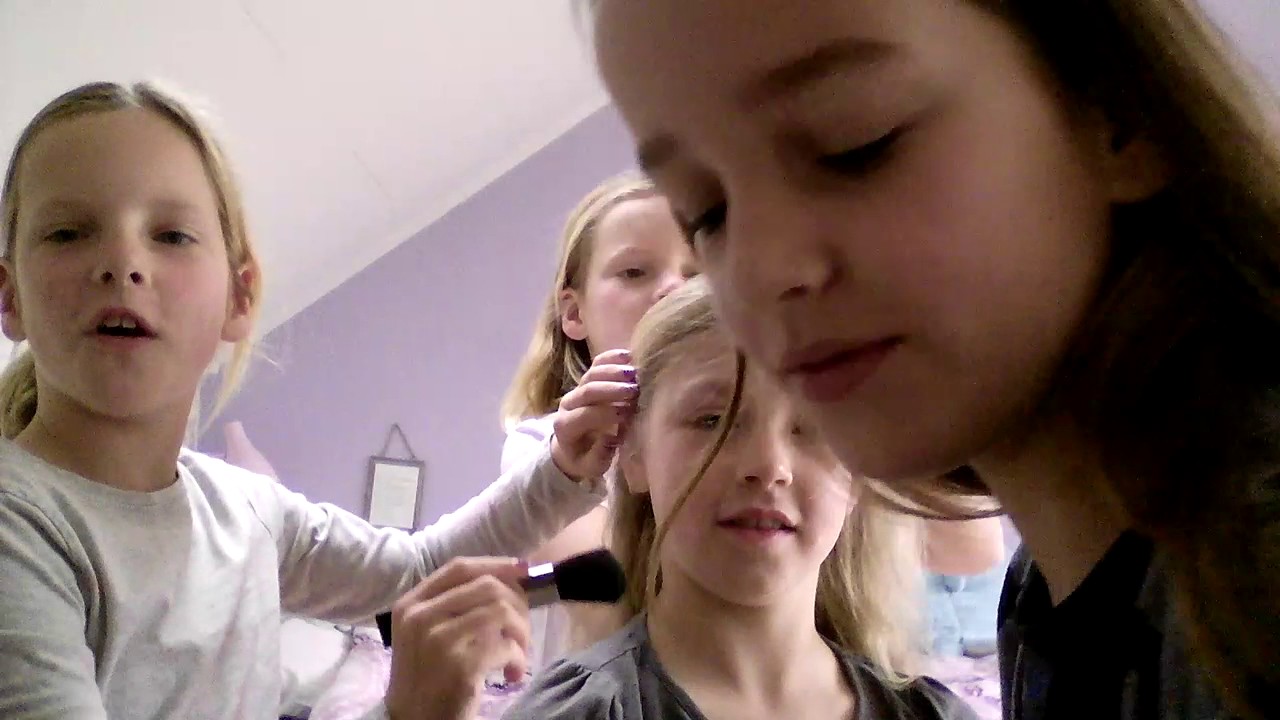 Mecup en haar doen bij vriendin Lynn