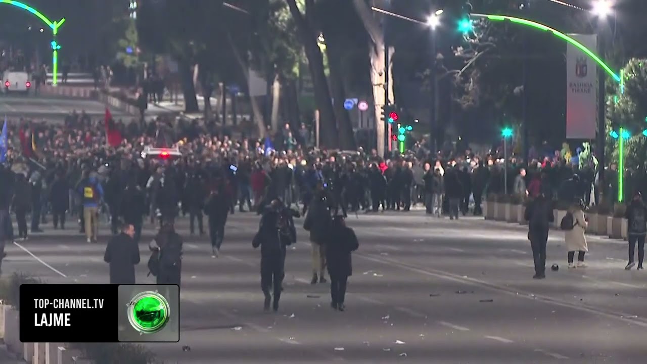 Top Channel/ Kryeministria n&euml; flak&euml;, shp&euml;rthejn&euml; fishekzjarr&euml;t, protestuesit largohen, policia...