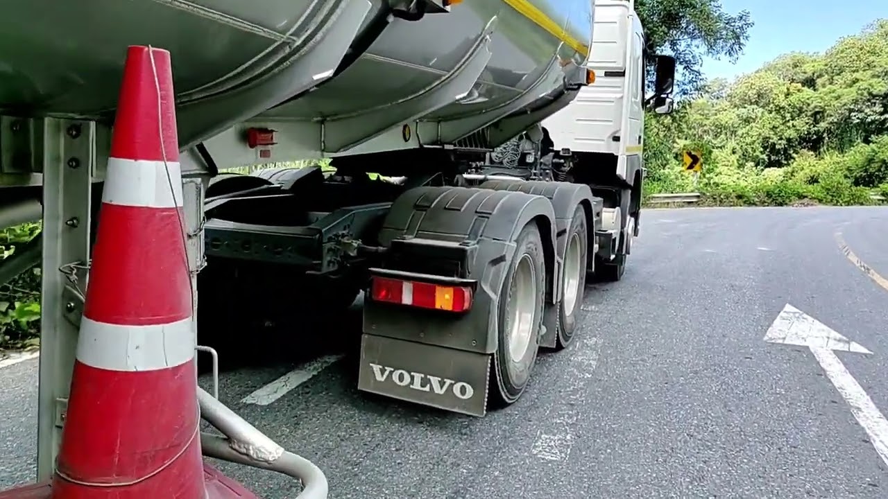 VOLVO FM 370 เรียบร้อย โดน SCANIA P 410 แซงนิ่มๆ