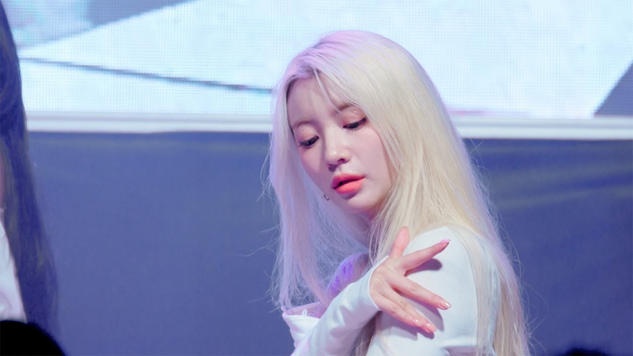 240926 오마이걸 유빈 YUBIN - 비밀정원 (Secret Garden)  세로 직캠 @ 안양대 축제 | Plumia (4K 60p)