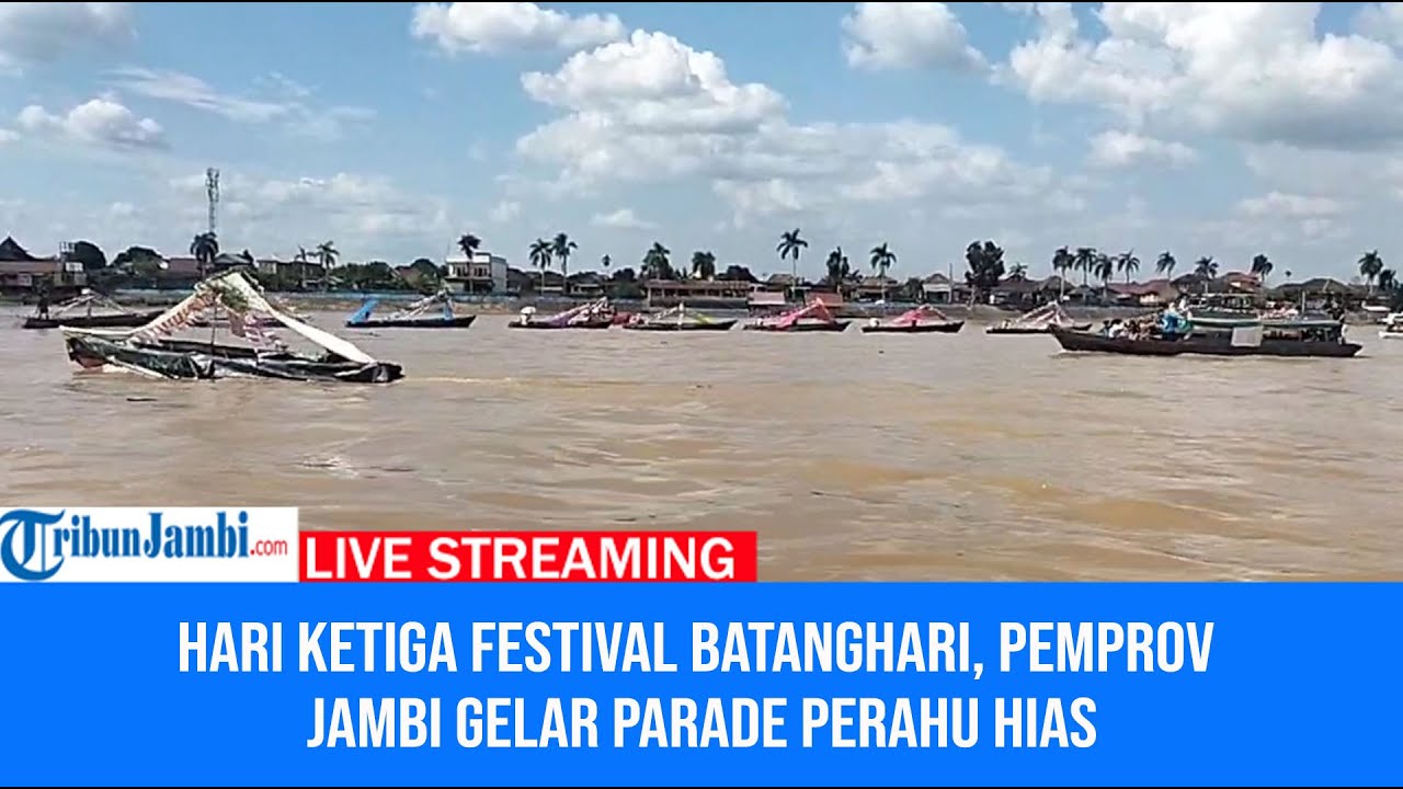 Nonton Parade Perahu Hias Dalam Festival Batanghari 2022