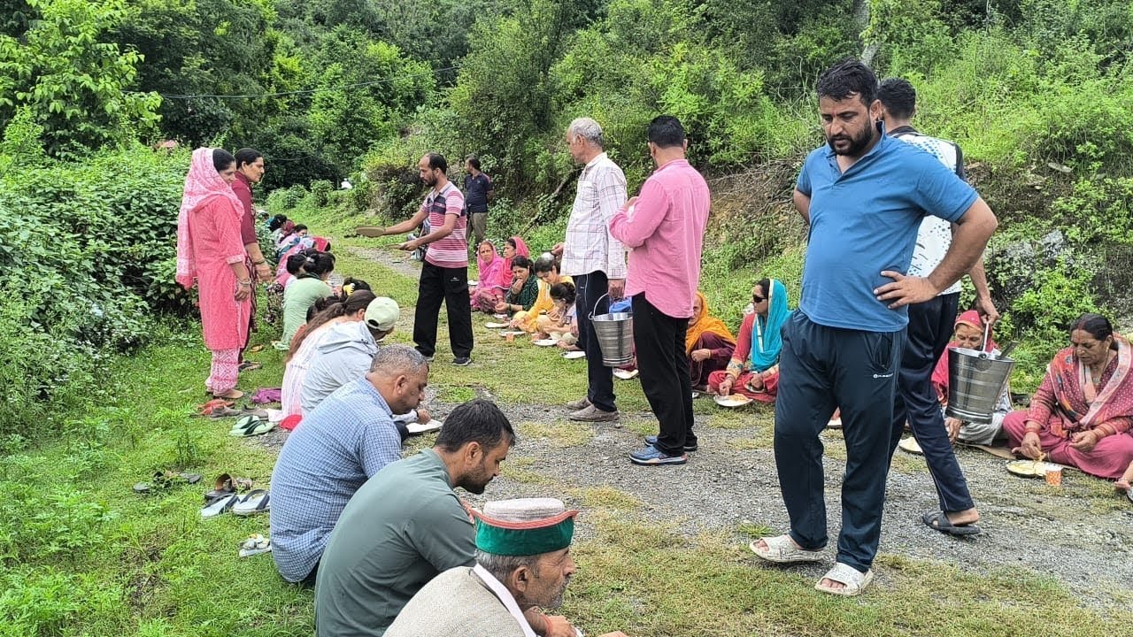 यहां के लोग कि एकता और मिलजुल कर रहना यही है हमारे गाँव की पहचान ❤️💐|| Himachali log || Sonika Attri