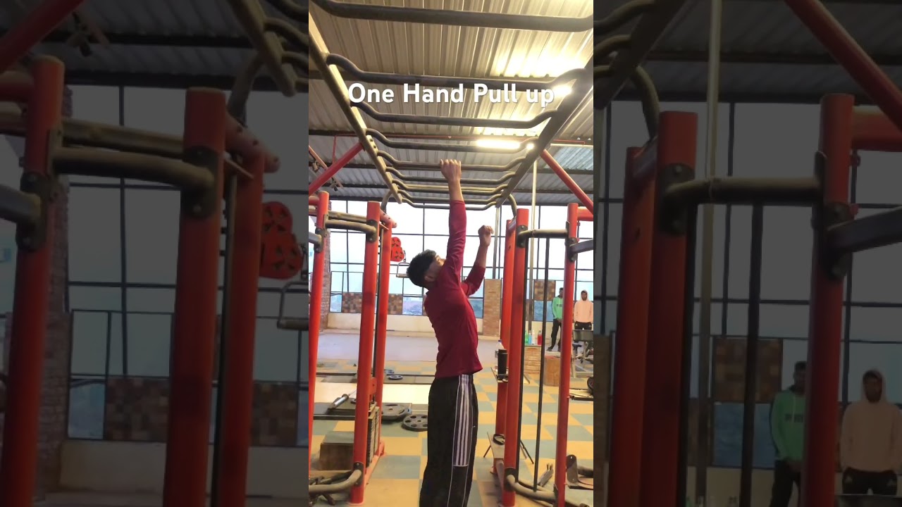 One hand pull up 👀 