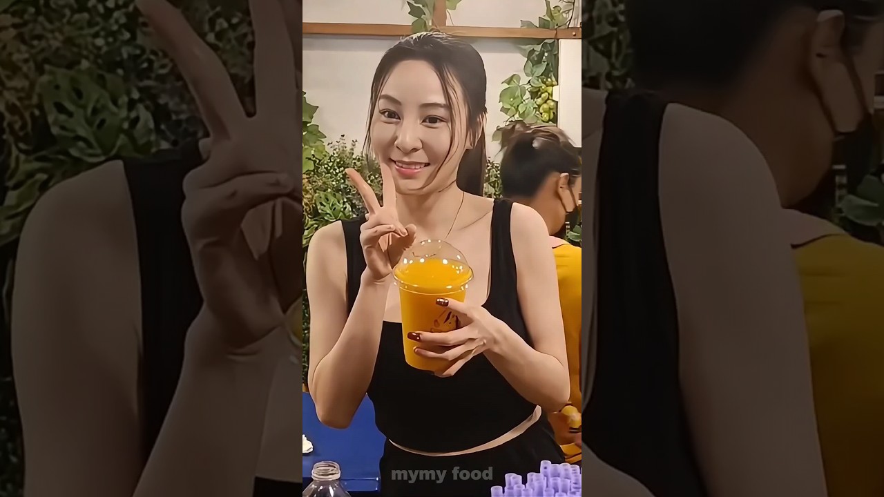 Amazing! Mango smoothie in Bangkok Thailand - Beautiful girl. 