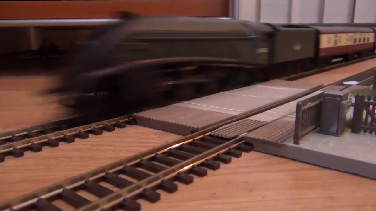 Hornby's A4 'Falcon' With 14 Coaches!