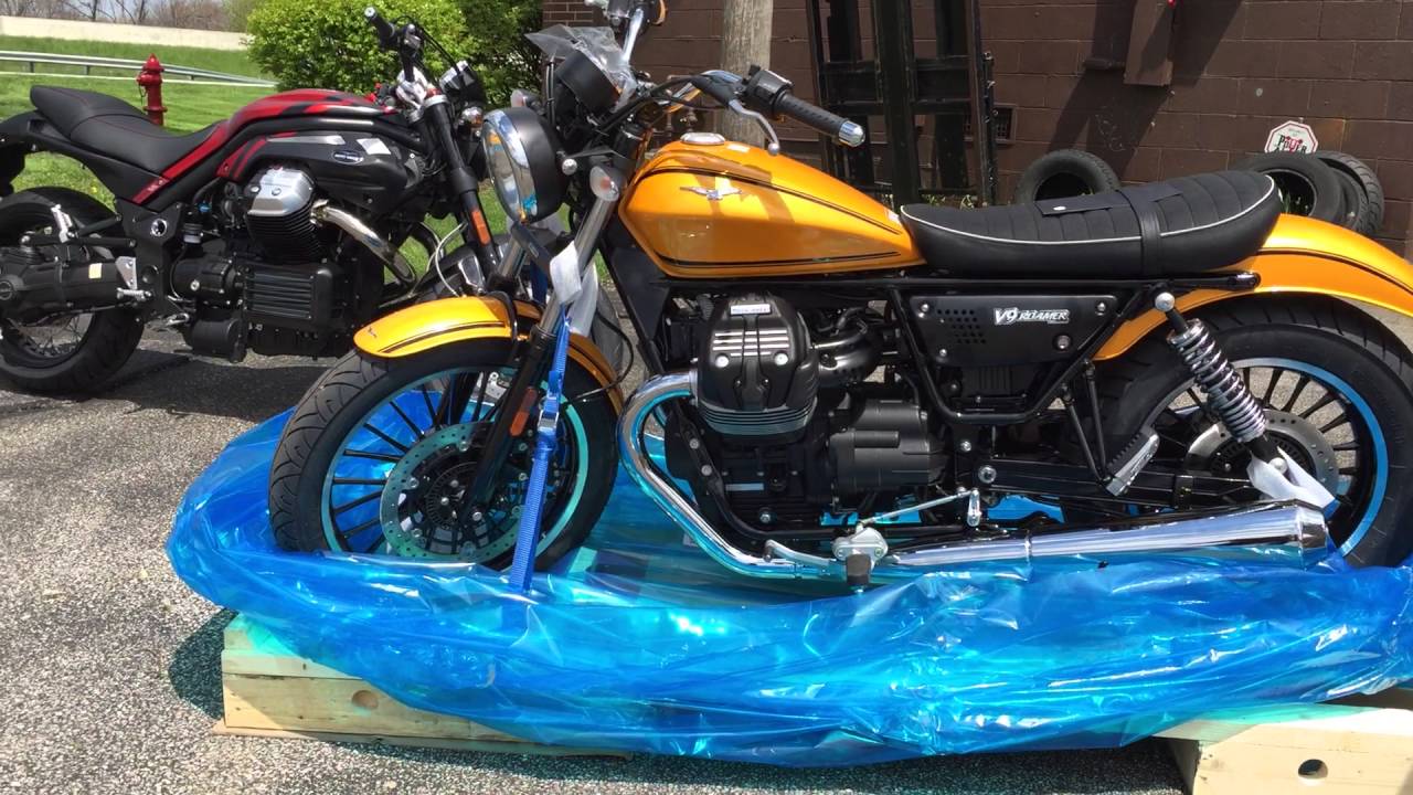 Unboxing the new Moto Guzzi V 9 Bobber and Roamer Surprise V-Twin Uncrating