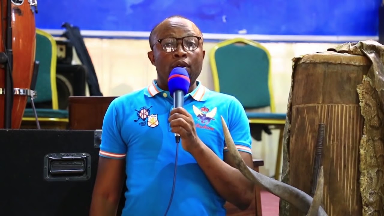 UN GRAND MAGICIEN GUY MOLEKA REMET SES FETICHES A L EGLISE CENTRE DE REVEIL SPIRITUEL