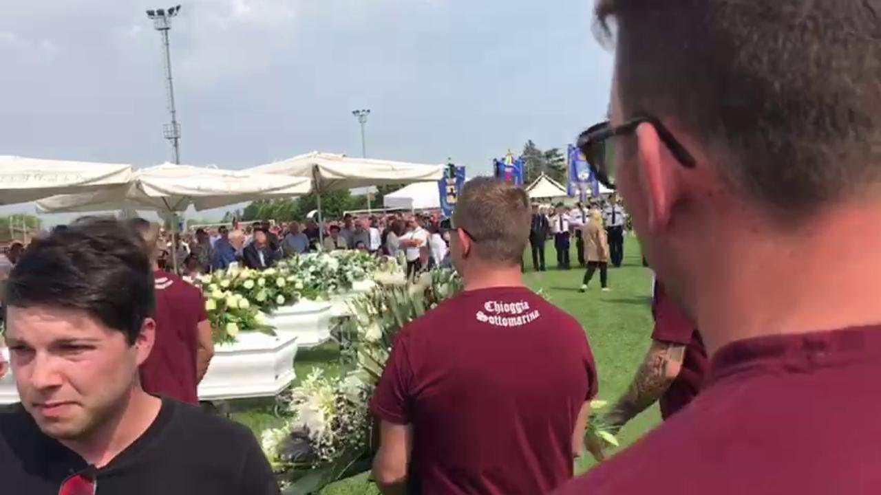 Strage Jesolo, i funerali: gli amici e parenti portano le corone di fiori