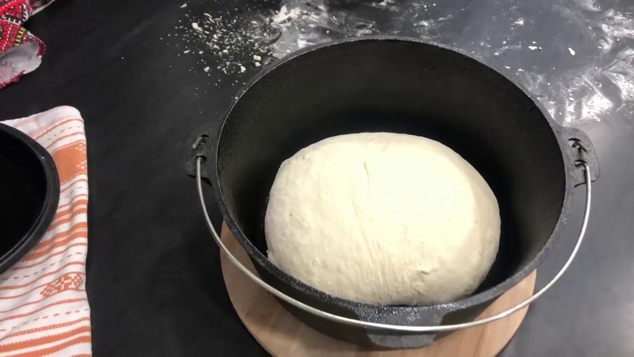 Paine coapta in ceaun de fonta cu capac