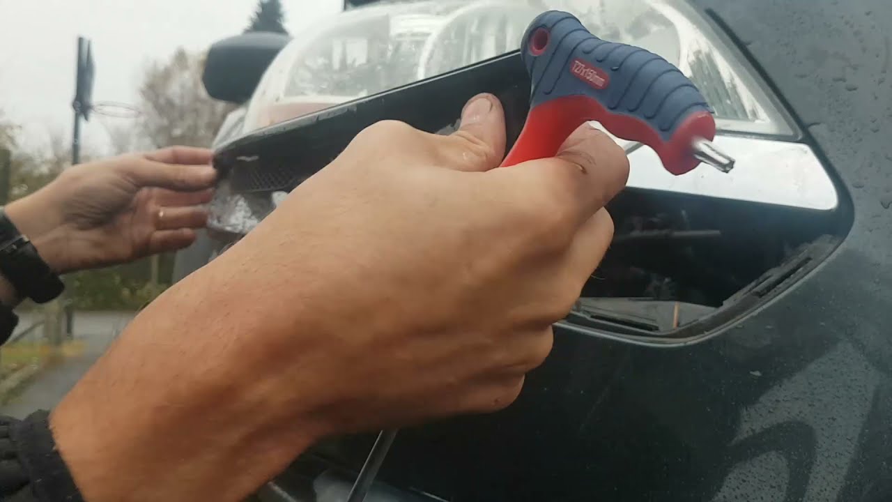 Changement d'une ampoule de phare sur un Ford Kuga