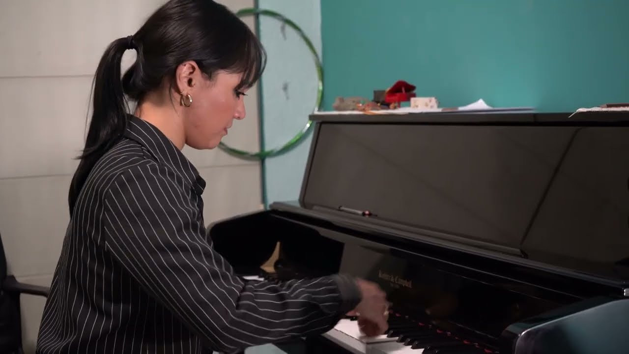 MelshiPiano4 La Mayestra bbsota tocando