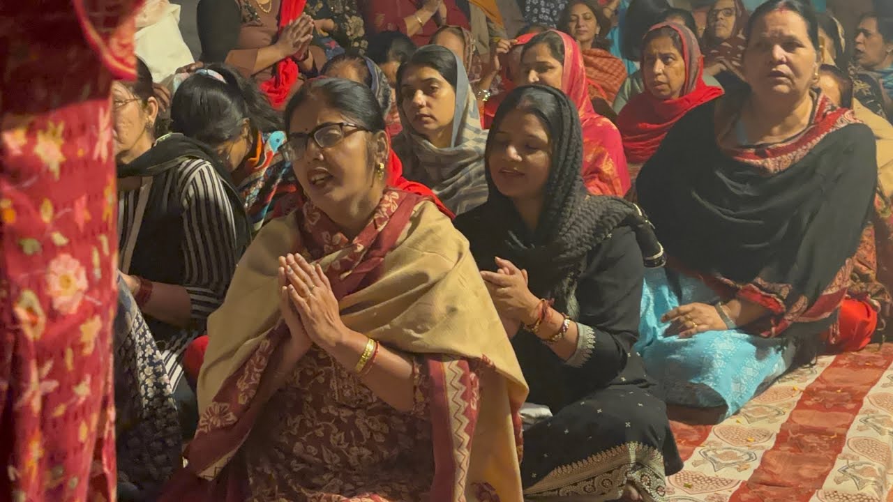 कितना आनंद आ रहा है । भजन ऐसा के सब मंत्र मुग्ध हो जाए
