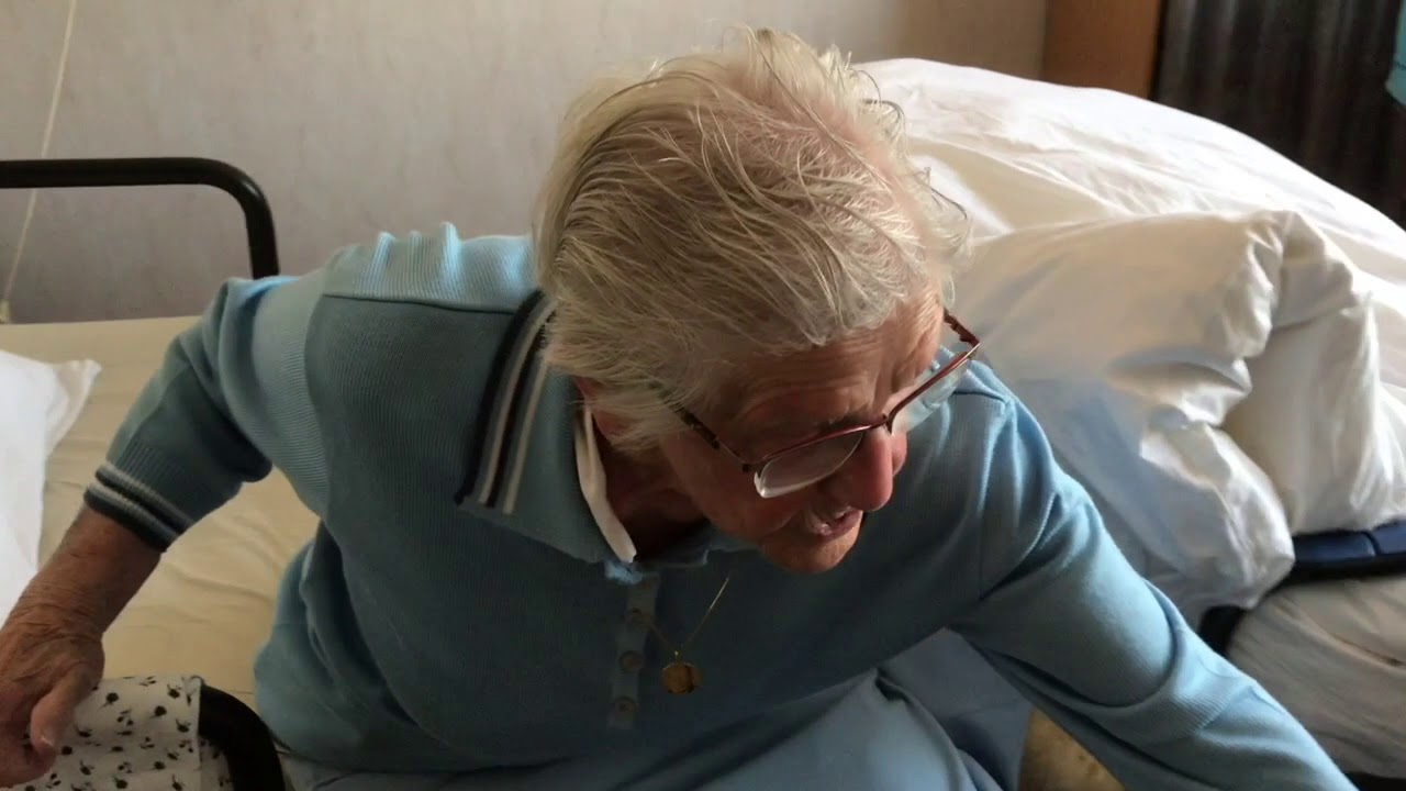 103 jarige laat zien hoe zij zichzelf kan blijven redden en deelt haar adviezen en tips.