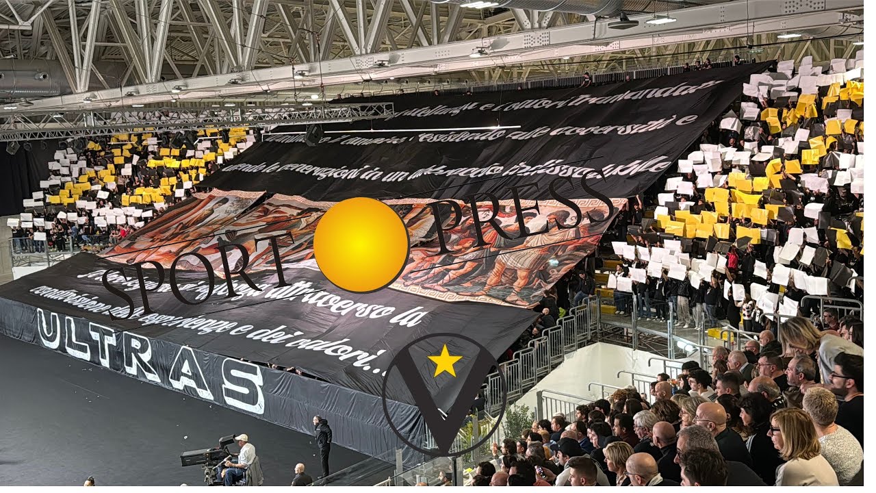 La coreografia dei tifosi della Virtus in occasione della sfida di Eurolega con Barcellona
