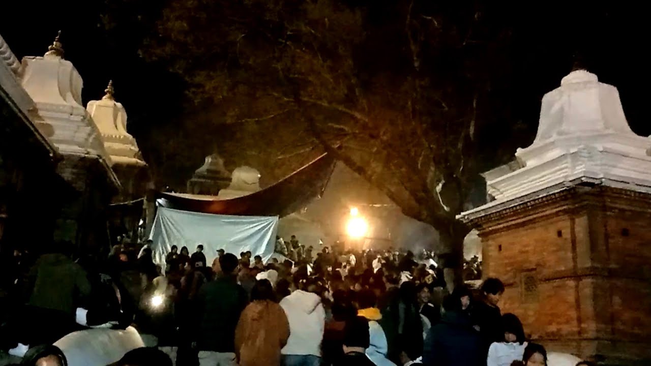 night atmosphere at pashupatinath temple