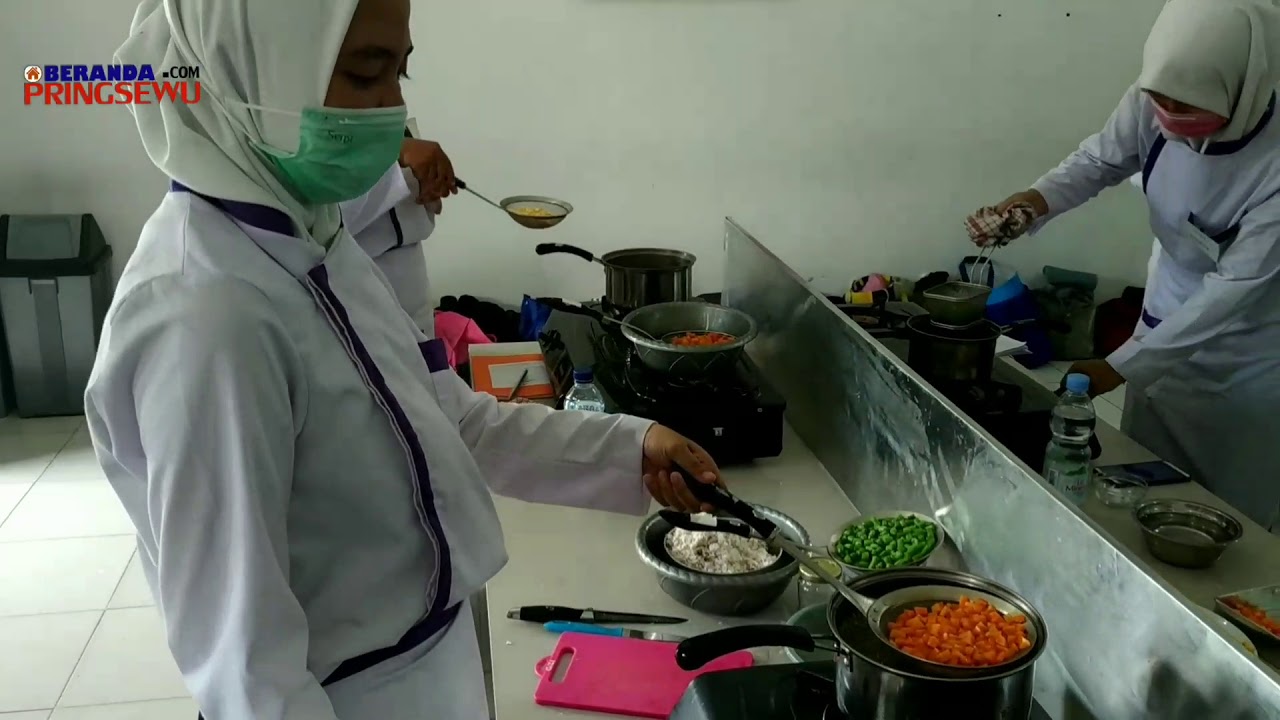 Mengintip Aktivitas Mahasiswa Gizi Saat Praktikum di Laboratorium