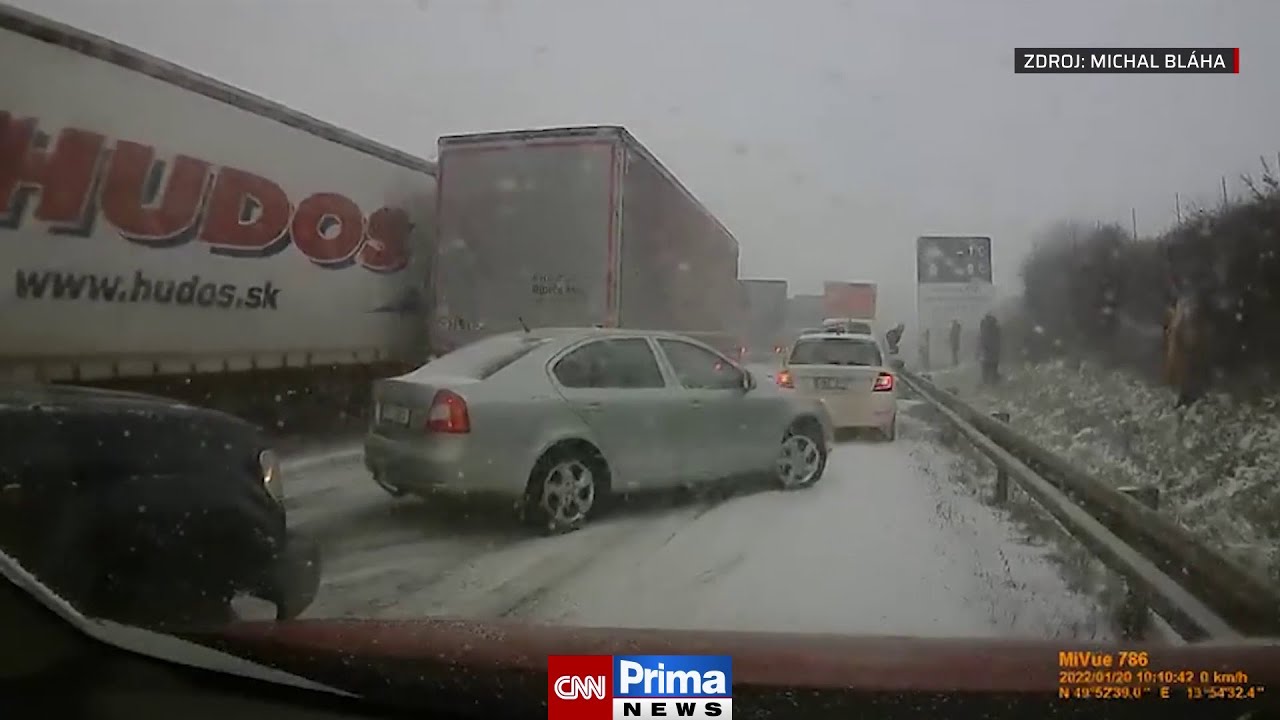 Další mrazivé záběry z nehody na D5: Utekli za svodidla, jejich auto smetl kamion