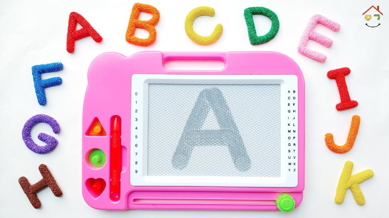 Alphabet Song 들으며 매직 보드에 Alphabet A부터 Z까지 순서대로 써 보아요.