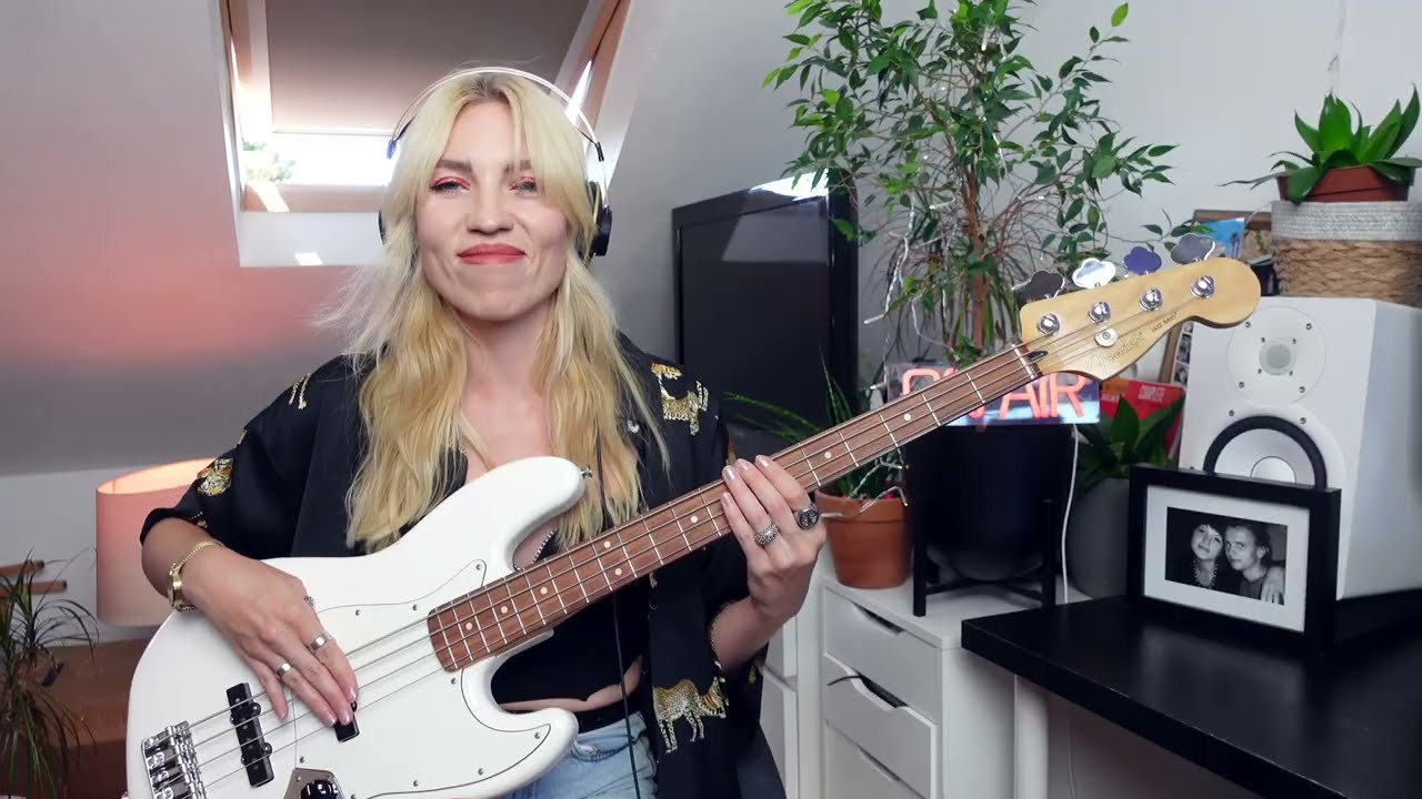 Sabrina Carpenter - Please Please Please (Fender Jazz Bass Cover)