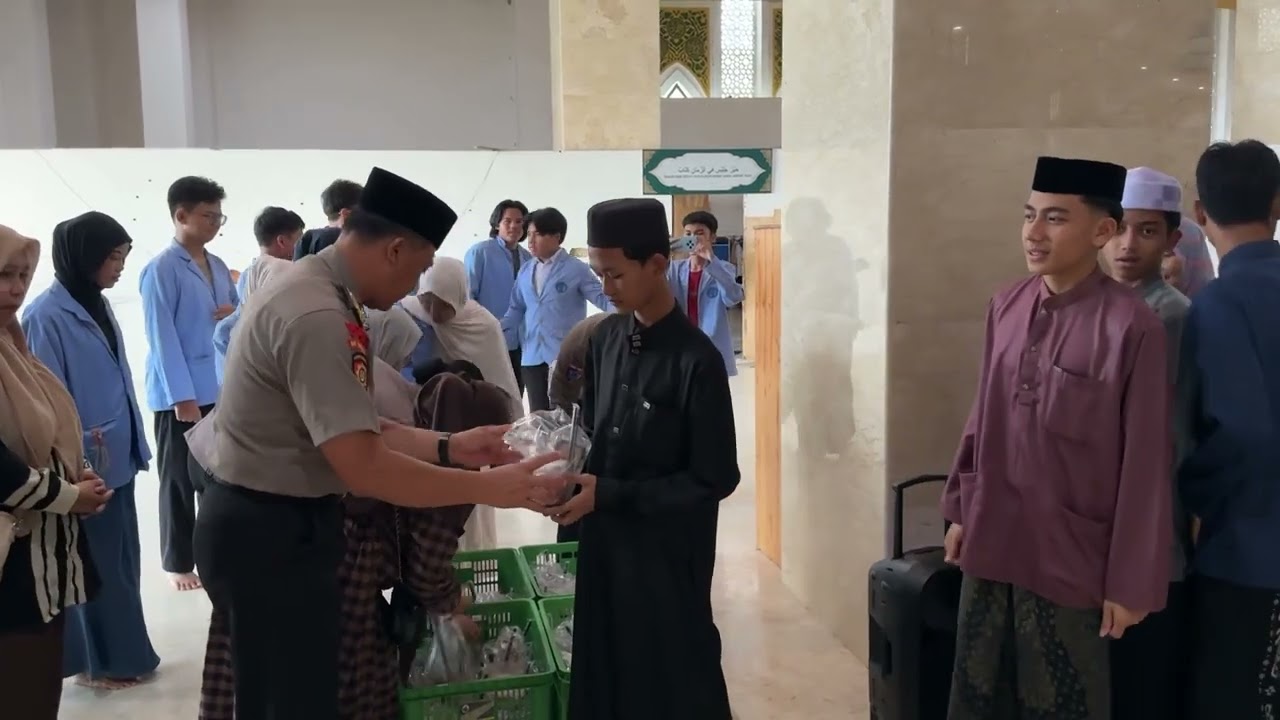 Berbagi Berkah Ramadan, Polres Sukamara Bagikan Takjil kepada Santri