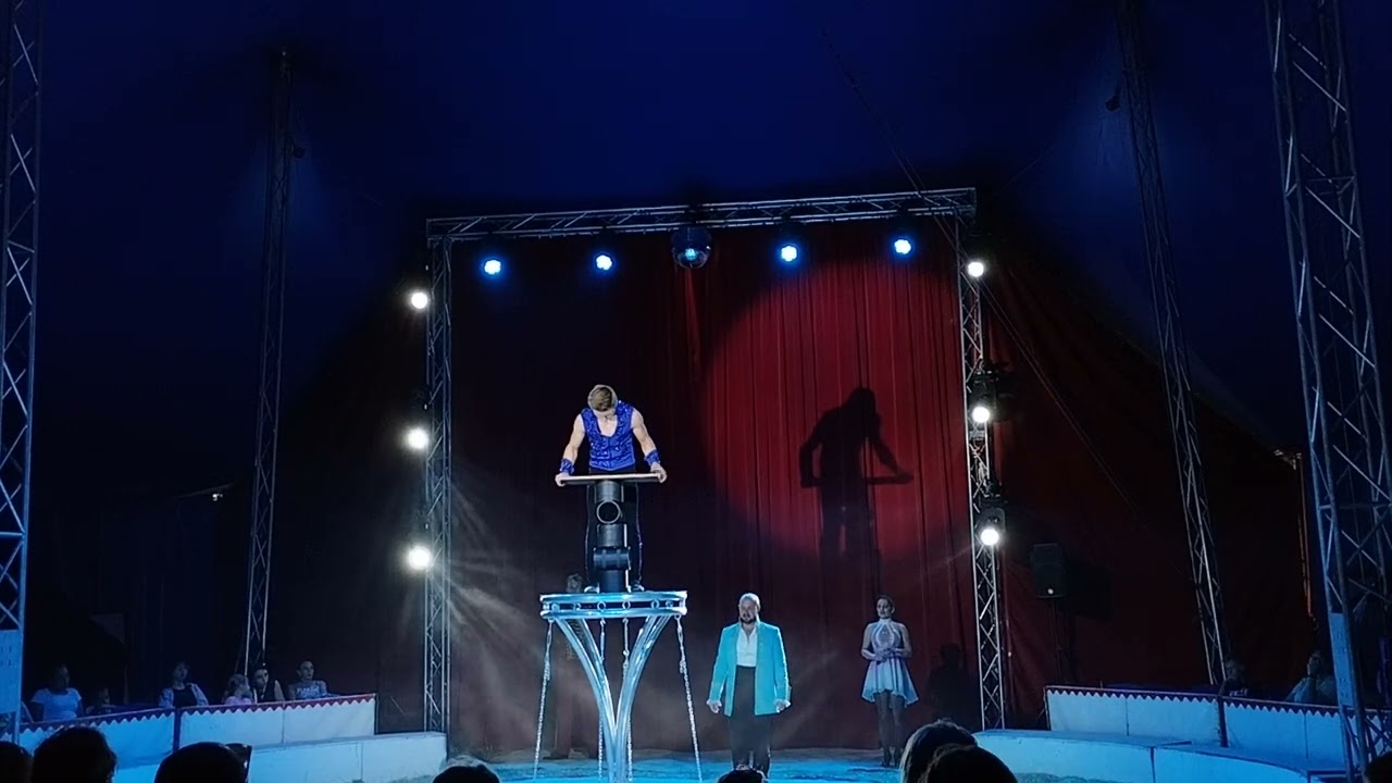 Cirkus Francesko Jung 2024 - ekwilibrystyka na wałkach