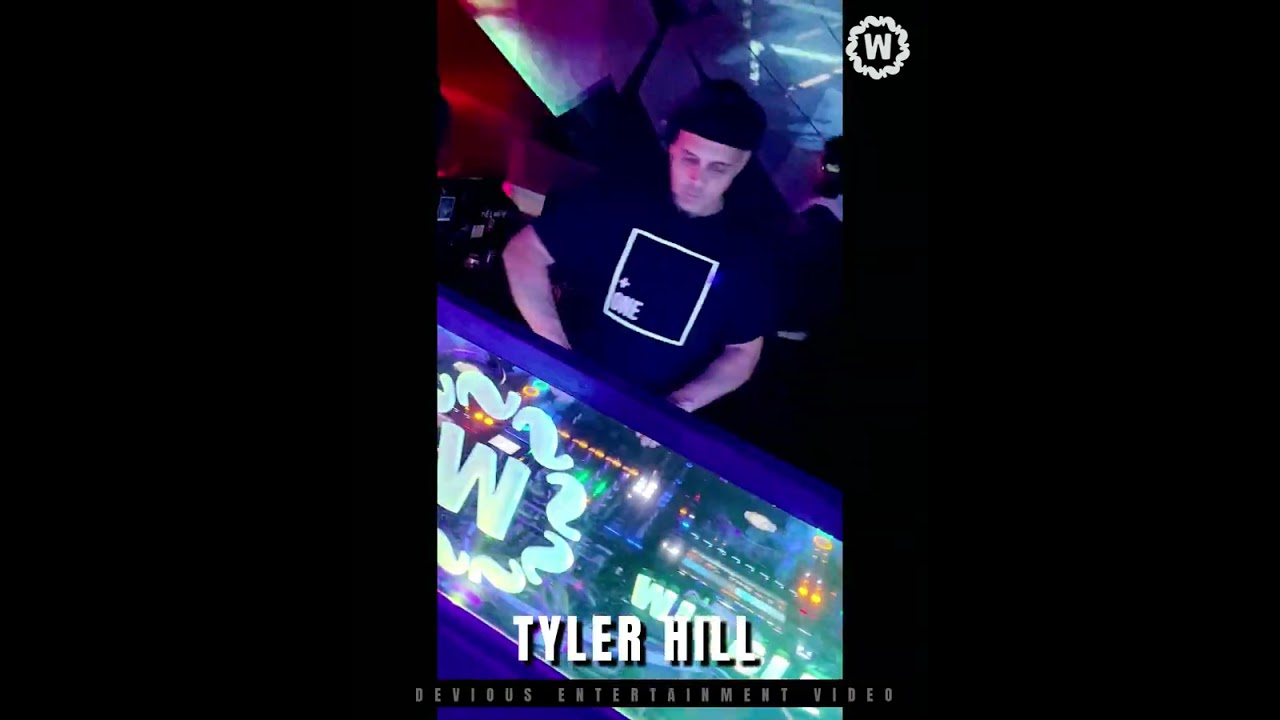 DJ TYLER HILL  AT @wiggleroomtoronto #jvngla #housemusic  #torontonightlife #torontoravecommunity