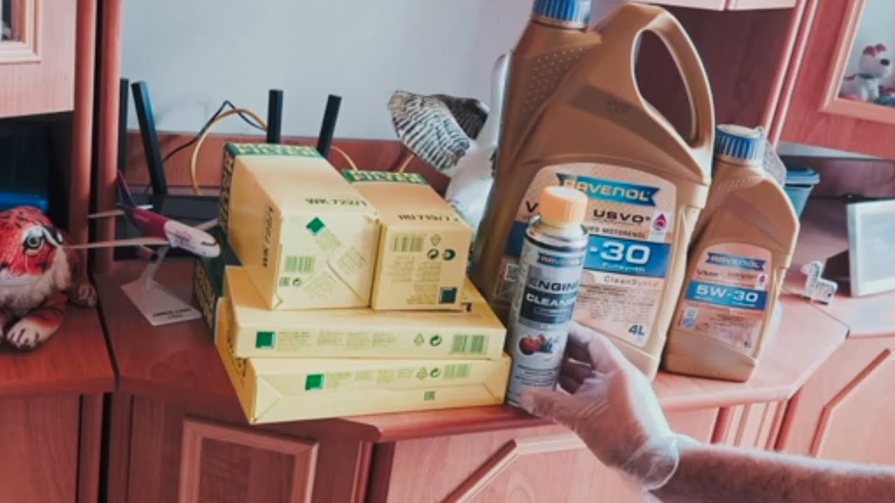 Unboxing the engine oil and filters for my 2007 Chrysler Sebring 2.0 CRD, Volkswagen engine, diesel.