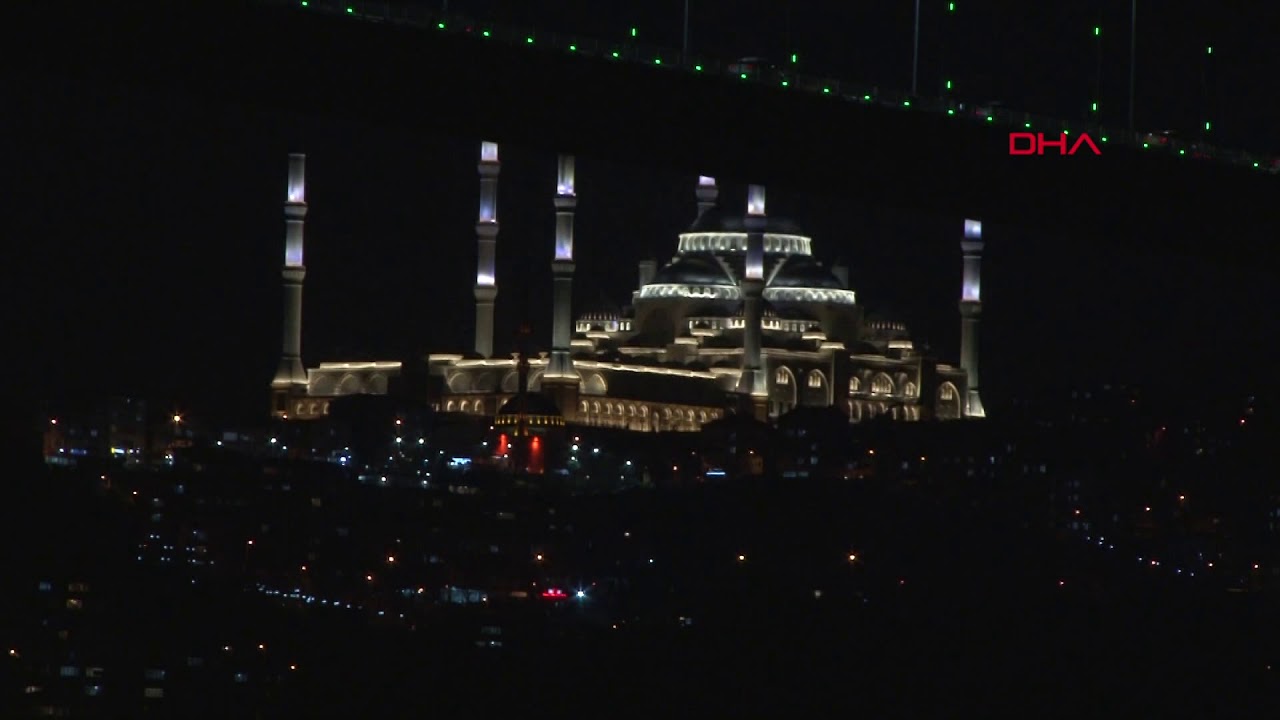 Çamlıca Camii'ndeki ışık testleri görsel şölen oluşturdu
