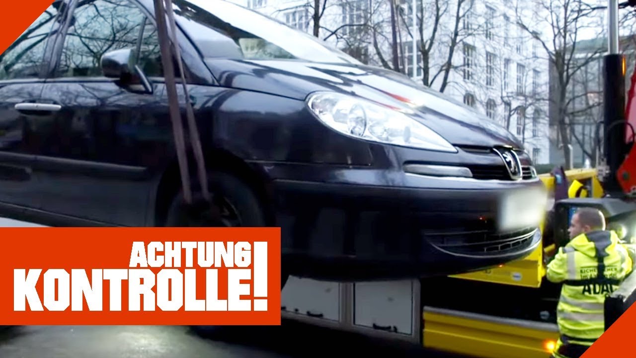 Riskantes Manöver: ADAC muss an Hauptstraße abschleppen! | Achtung Kontrolle | kabel eins