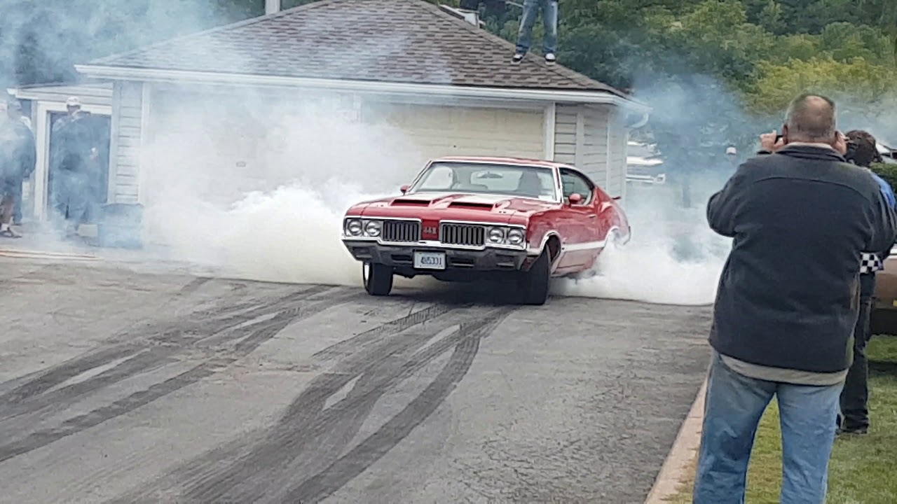 Extreme  tire burnout  oldsmobile 442