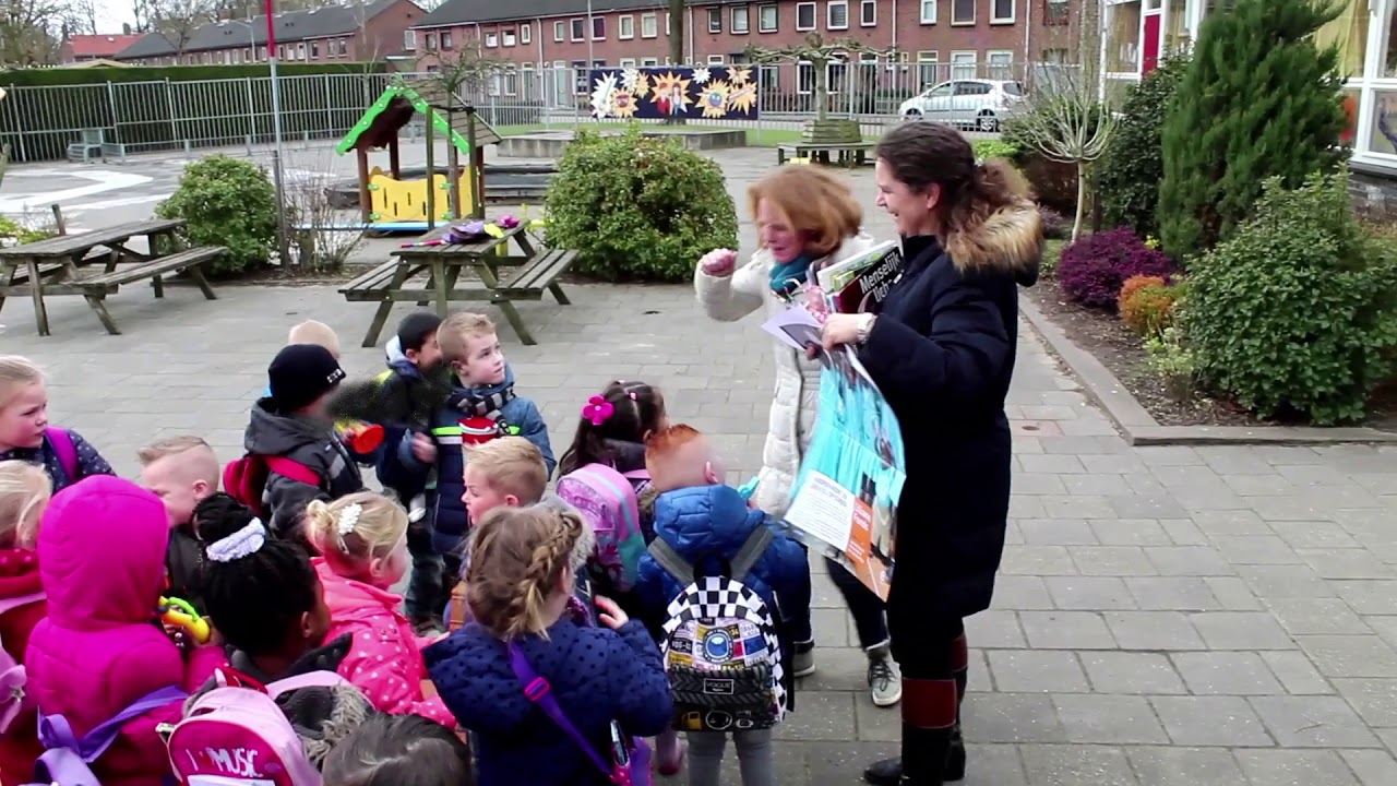 Actie 'Wij Trekken Aan De Bel' op basisschool De Molenvliet in Klundert