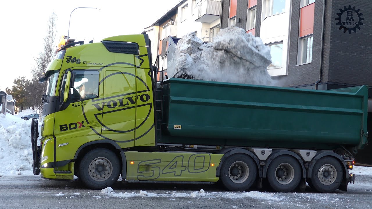 Volvo L70G Loading snow on two Volvo FH trucks with a high dump bucket winter 2023-24