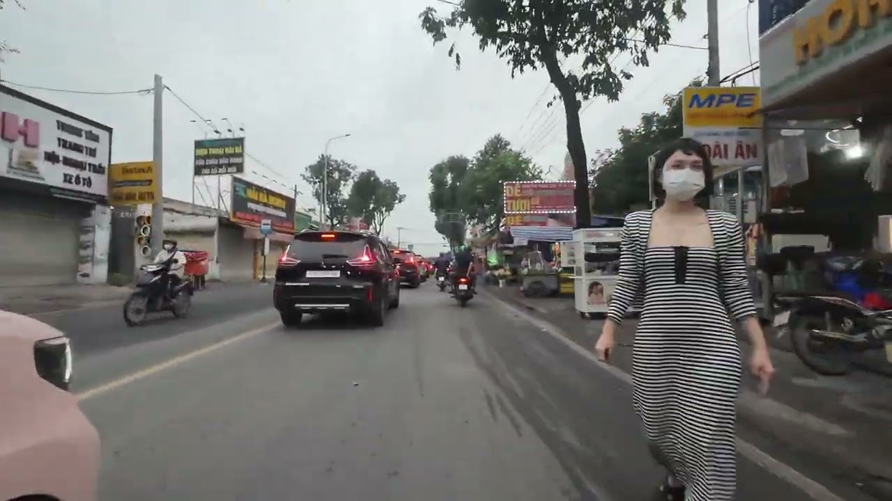 Sớm hôm,  mưa lất phất đi về Nhà Bè