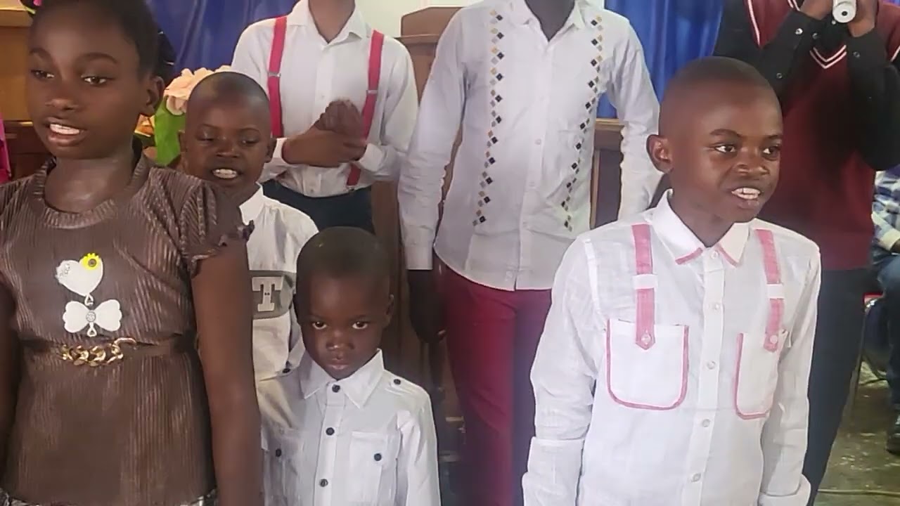 LA FAMILLE ZOROBABEL REMERCIE LE SEIGNEUR EN CHANTANT 