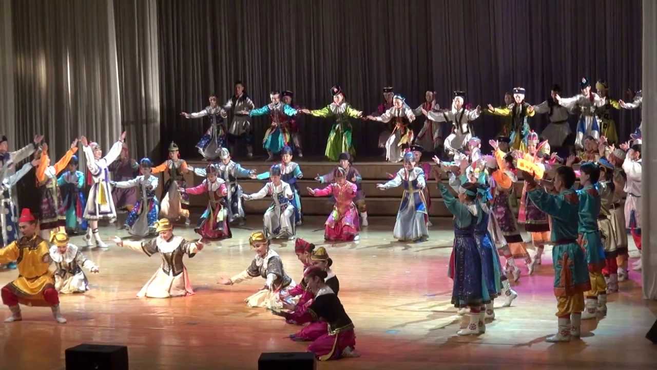 End of the concert - everyone on stage dancing together with biyelgee melodies