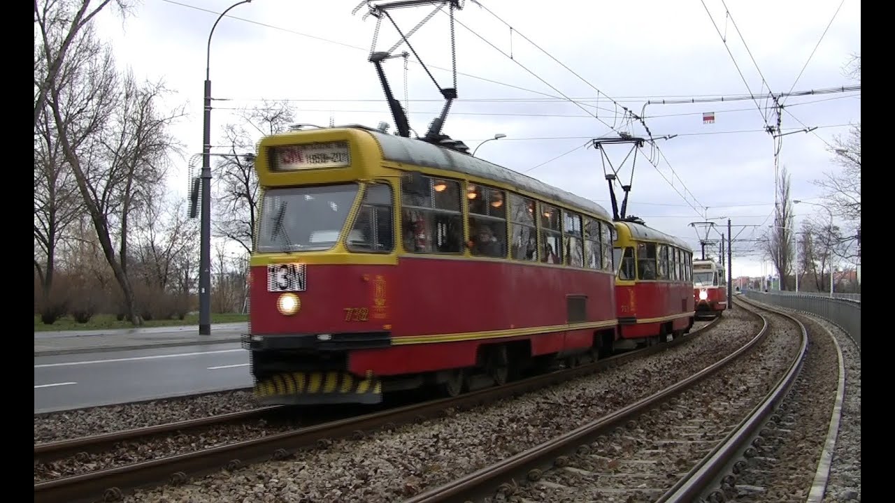 Parada tramwaj&oacute;w Konstal 13N ulicami Warszawy.