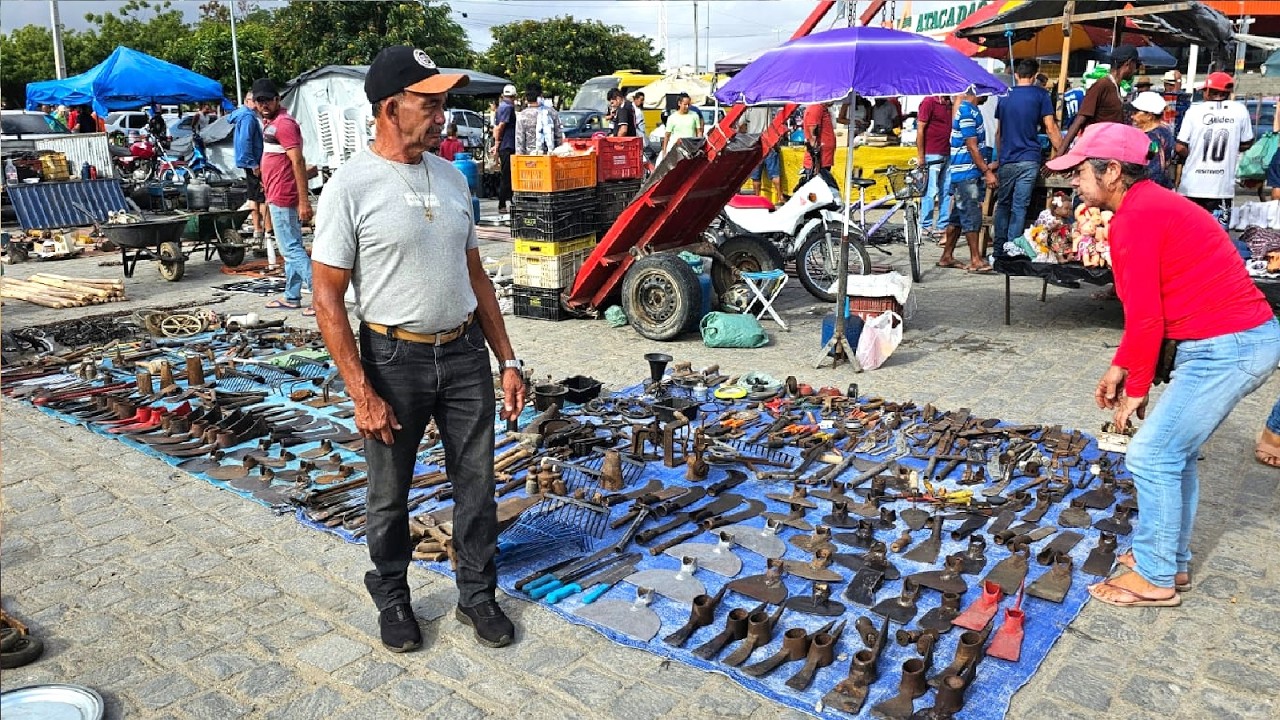 ESSA FEIRA DO ROLO TEM RELÍQUEAS DE MUITAS D[ECADAS