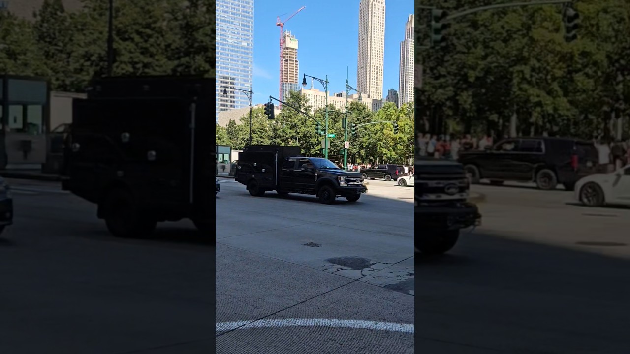 Антитеррористическое подразделение полиции Нью-Йорка проезжает по Уотерс-стрит в Нижнем Манхэттен...