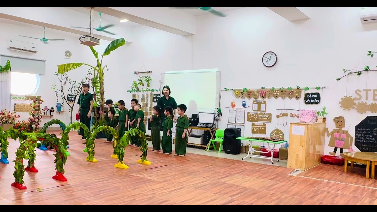 HĐ PTVĐ Trườn sấp chui qua cổng-cô V Hương MNTT