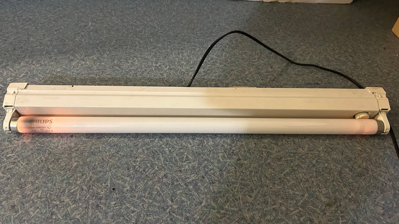 EOL #13 - Philips MASTER TL-D 18W/827 T8 - Fluorescent Tube Burnout