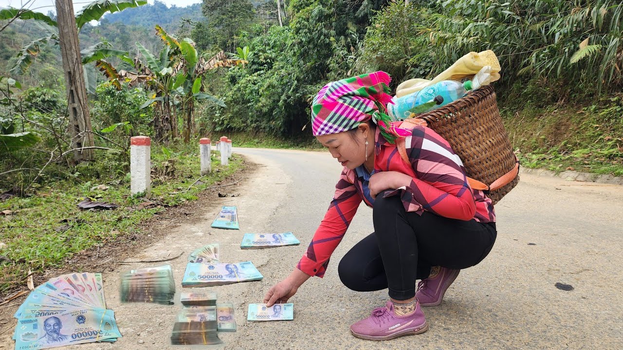 Girl picking up scrap on the street picked up 100 million | Lý Thị Phương