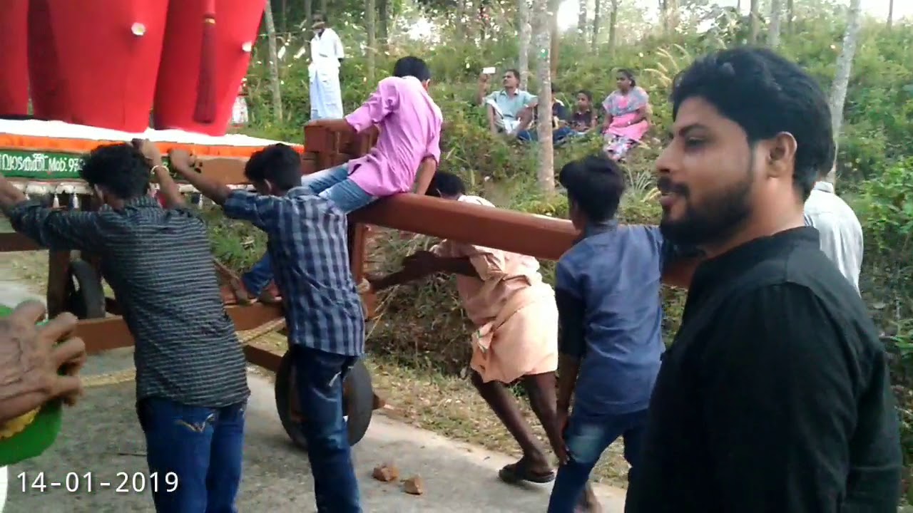 മലമുകളിലൊരമ്പലം അവിടൊരുത്സവം.. കെട്ടുരുപ്പടികൾ അണിനിരക്കുന്ന മനോഹര ദൃശ്യം