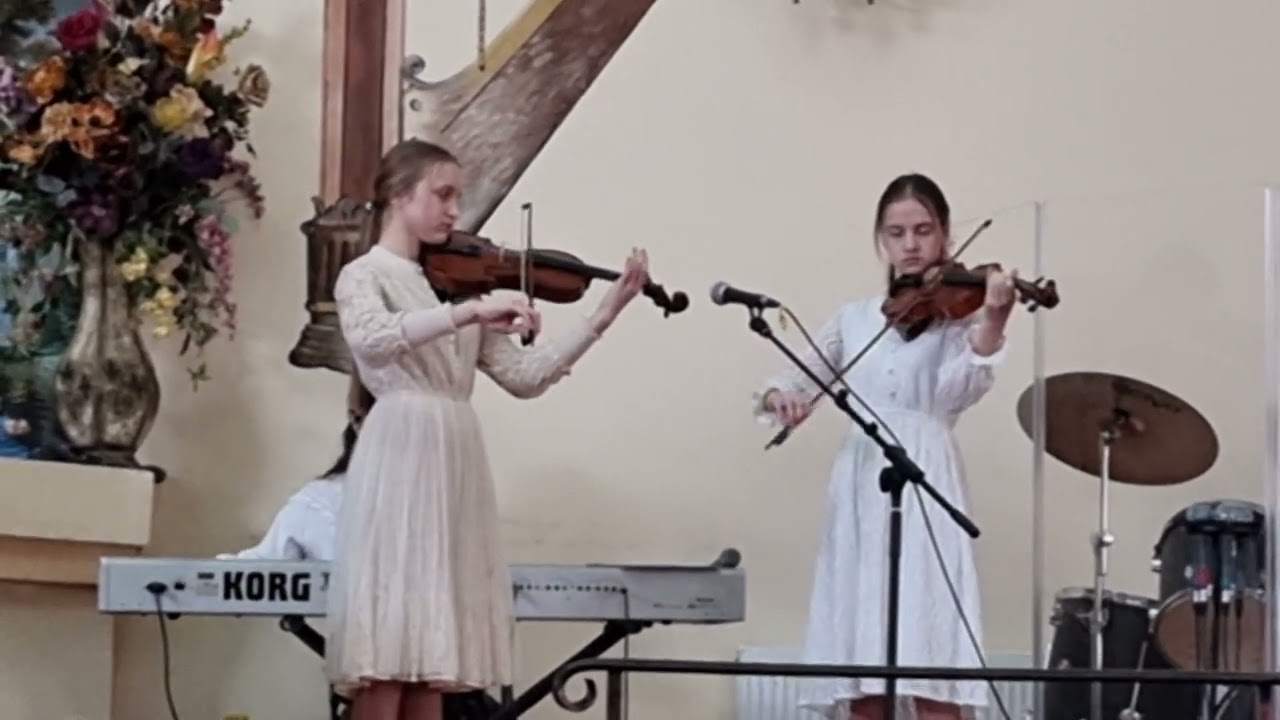 Instrumental la vioară  și pian  fete din Ucraina  ( Vrednic este de cinste ) 13/03/2022