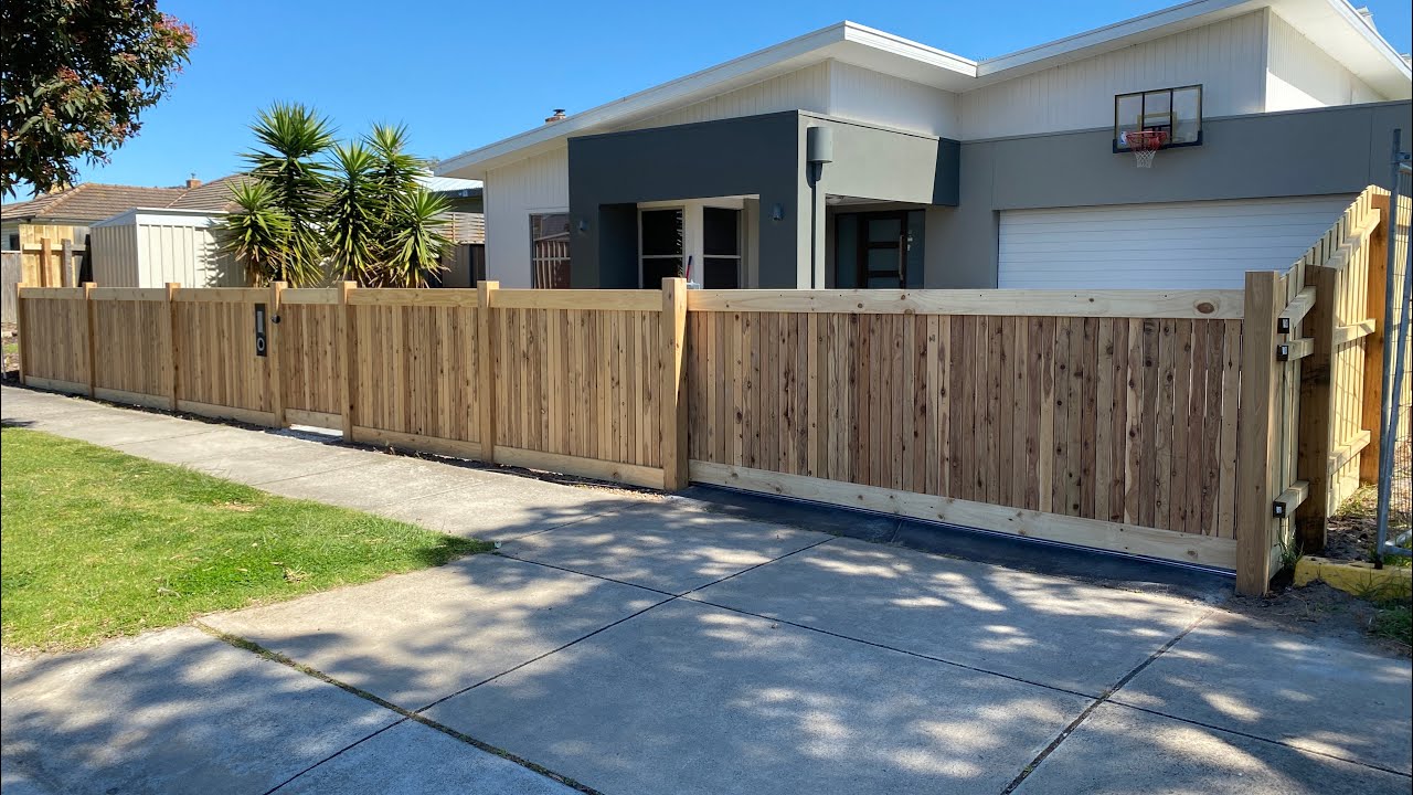 Hampton Picket Fence with Powertech 500 Auto Sliding Gate