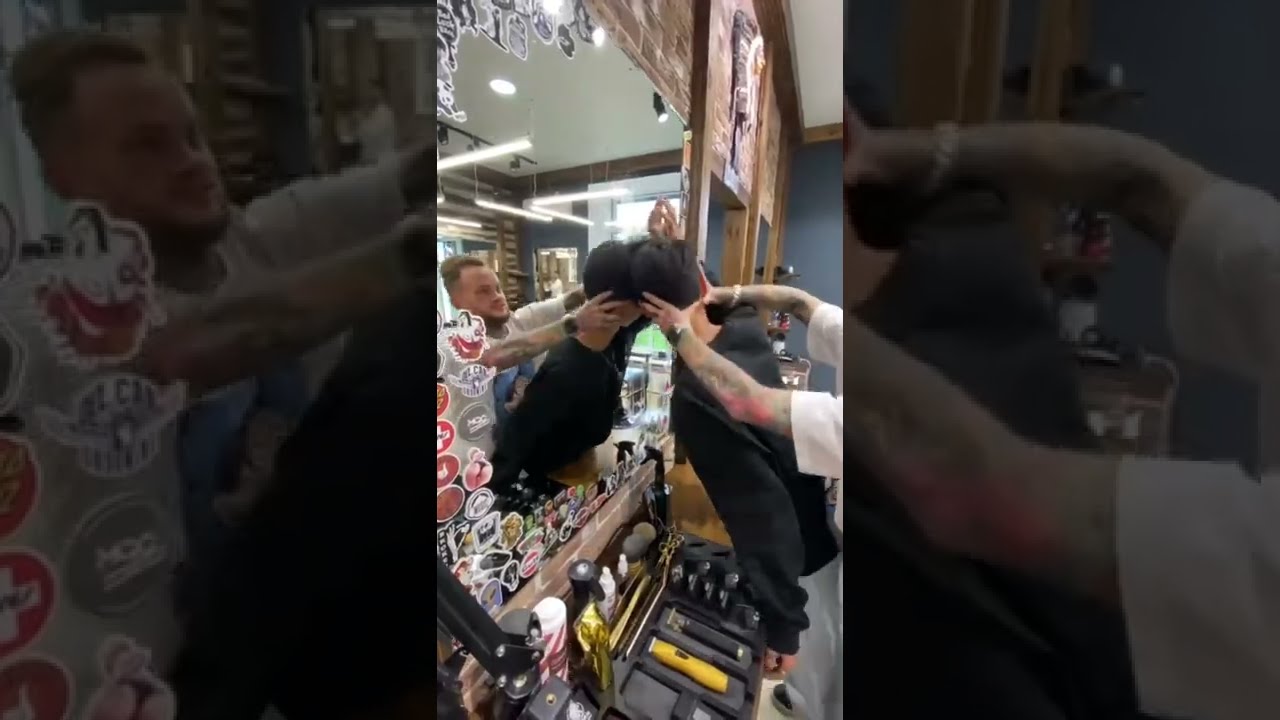 Барбер вытер зеркало лицом клиента. Barber wiped the mirror with the client's face