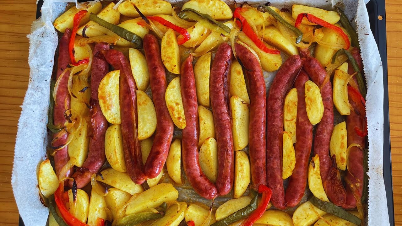Salsichas frescas assado no forno com batatas