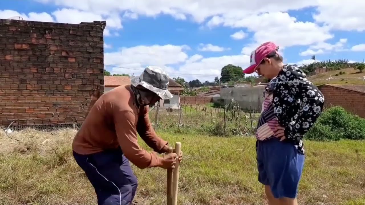 COMEÇANDO A CERCAR O NOVO TERRENO DA IZA