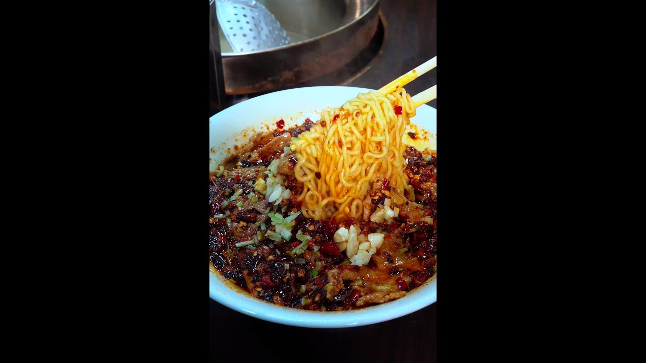 香辣过瘾的街头煮方便面 #路边摊美味 #无辣不欢 #街头美食的诱惑力有多大#小吃 #food #noodles #delicious #cooking #streetfood
